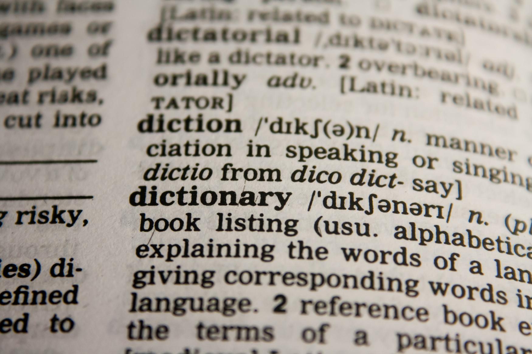Wprowadzenie do słowników i baz danych terminologicznych: znaczenie i zastosowanie